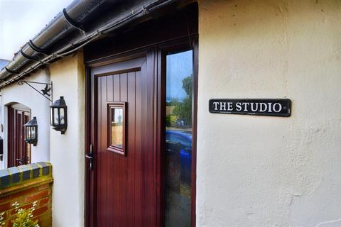 Studio to rent, Holdenby Road, East Haddon, NN6