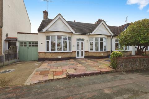 3 bedroom semi-detached bungalow for sale, Central Avenue, Southend-on-sea, SS2