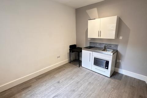 Studio to rent, Rucklidge Avenue, London NW10