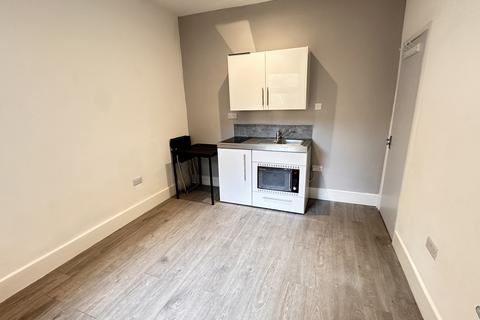 Studio to rent, Rucklidge Avenue, London NW10