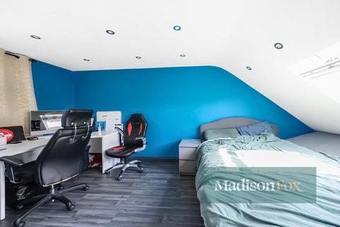 4 bedroom end of terrace house for sale, Southend Road, Greater London IG8