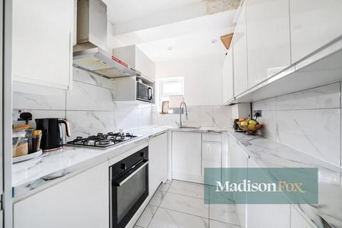 4 bedroom end of terrace house for sale, Southend Road, Greater London IG8