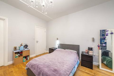 Studio to rent, Woodchurch Road, South Hampstead, London, NW6