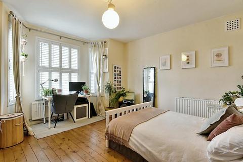 2 bedroom flat for sale, Kings Avenue, Clapham