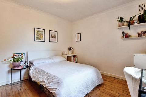 2 bedroom flat for sale, Kings Avenue, Clapham