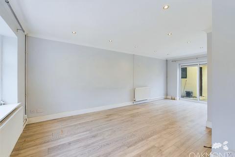 4 Plashet Gardens, Brentwood, CM13 2BS