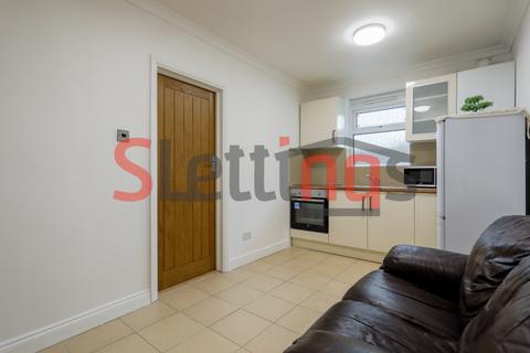 2 bedroom ground floor flat to rent, 16 Crossway