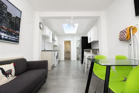 5 bedroom apartment to rent