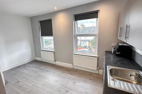 Studio to rent, Rucklidge Avenue, Willesden Junction NW10