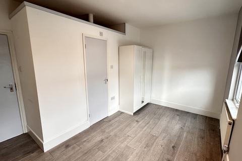 Studio to rent, Rucklidge Avenue, Willesden Junction NW10