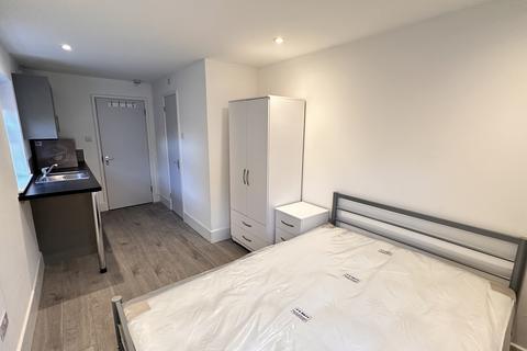 Studio to rent, Rucklidge Avenue, Willesden Junction NW10