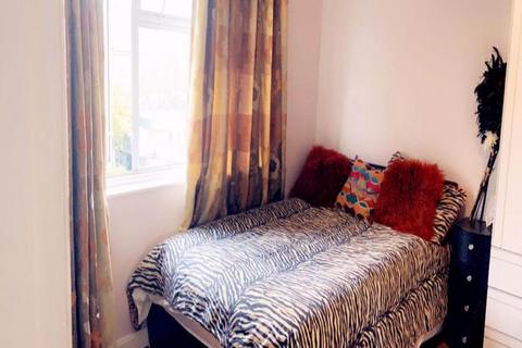 1 bedroom in a house share to rent, Cromwell Road, Hayes, Middlesex