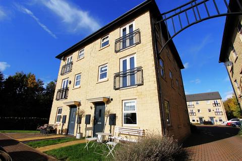 2 bedroom end of terrace house to rent, Holts Crest Way, Leeds