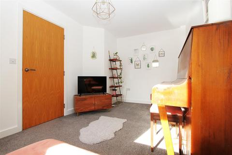 2 bedroom end of terrace house to rent, Holts Crest Way, Leeds