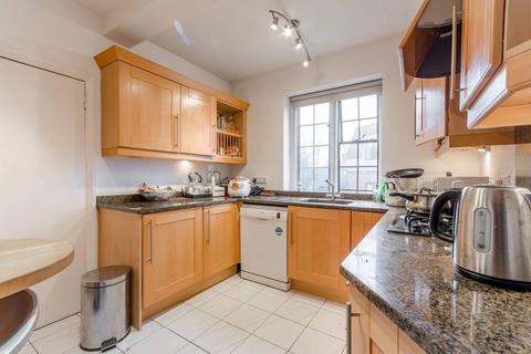 4 bedroom flat to rent, Manor Fields, Putney, London, SW15