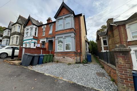 2 bedroom flat to rent, Priory Road, High Wycombe