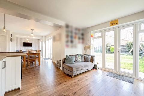 6 Welney Gardens, Pendeford, Wolverhampton, WV9 5RY
