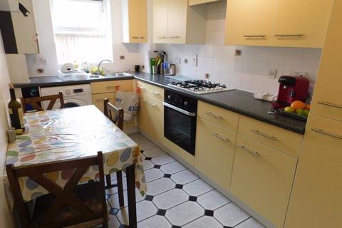 2 bedroom apartment to rent, Blunden Drive, Slough