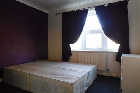 2 bedroom apartment to rent, Blunden Drive, Slough