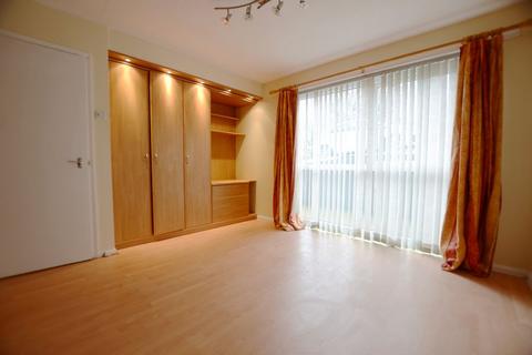 2 bedroom flat to rent, Hale Court, Farnham