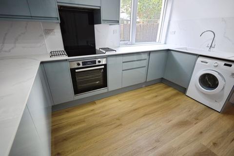 5 bedroom detached house to rent, Withermoor Road, Bournemouth BH9