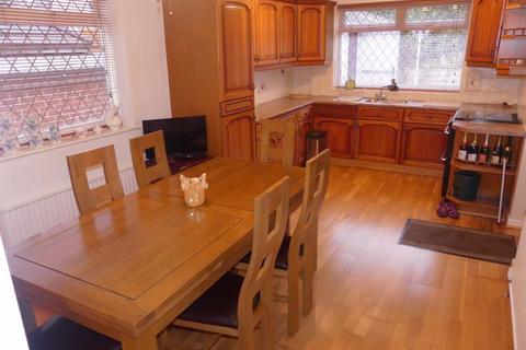 13 Cotswold Avenue, Shaw, Oldham, OL2 7RF
