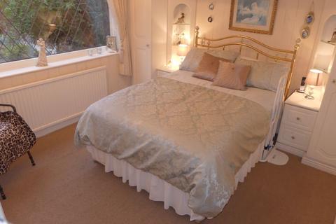 13 Cotswold Avenue, Shaw, Oldham, OL2 7RF