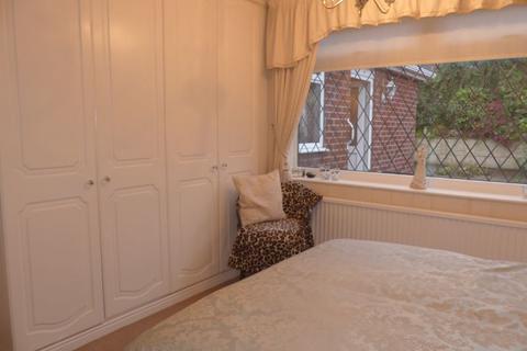 13 Cotswold Avenue, Shaw, Oldham, OL2 7RF