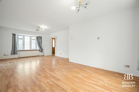 3 bedroom end of terrace house for sale, Crombie Close, Redbridge