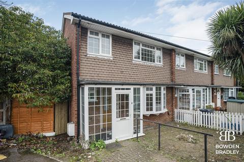 3 bedroom end of terrace house for sale, Crombie Close, Redbridge