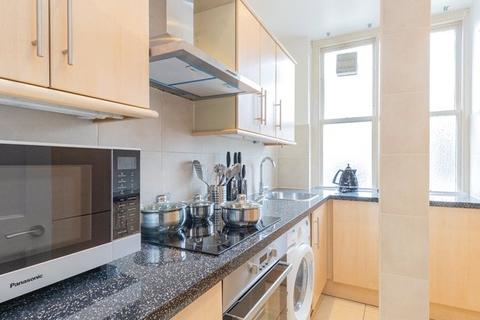 3 bedroom property to rent, Hill Street, London