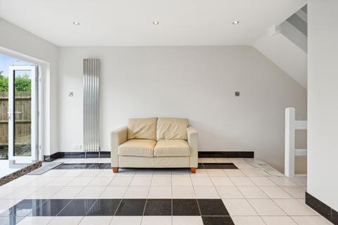 2 Ridgemount, Weybridge, KT13 9JD