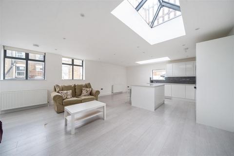 3 bedroom detached house to rent, Edans Court, Shepherds Bush W12