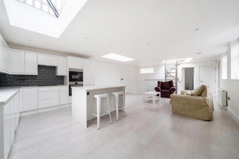 3 bedroom detached house to rent, Edans Court, Shepherds Bush W12