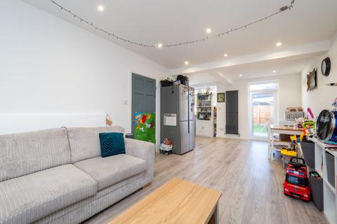3 bedroom end of terrace house for sale, Chestnut Close, Carshalton SM5