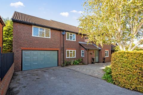 5 bedroom detached house for sale, Balmoral Way, Surrey SM2