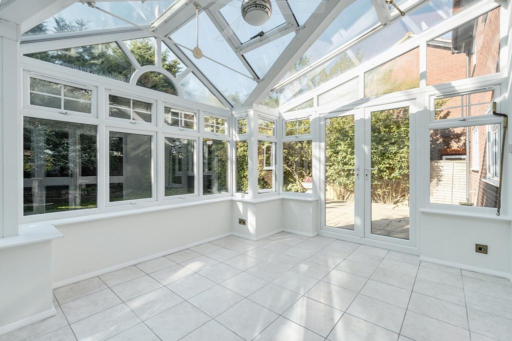 Balmoral Way, Surrey SM2 5 bed detached house for sale £975,000