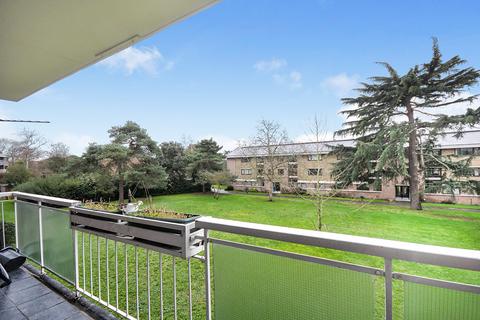 3 bedroom flat to rent, Greenacres, London SE9