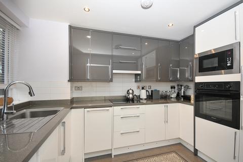 3 bedroom flat to rent, Greenacres, London SE9