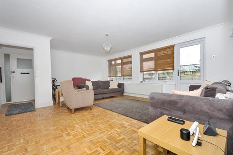 3 bedroom flat to rent, Greenacres, London SE9