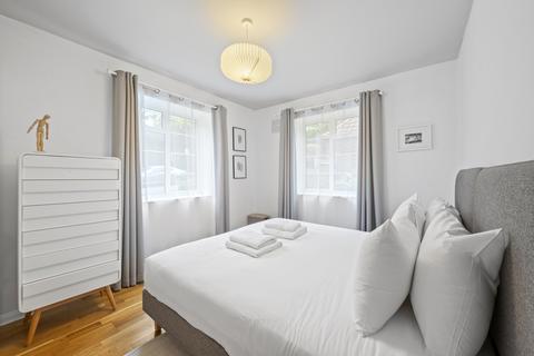 2 bedroom flat to rent, Limes Gardens, SW18