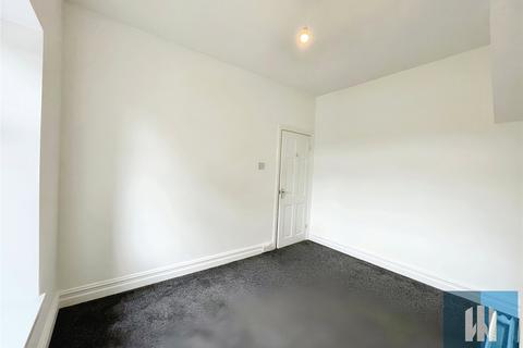 3 bedroom terraced house to rent, Wakefield Road, Huddersfield, HD5