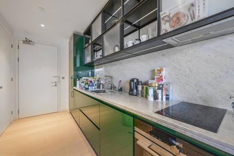 Studio to rent, Wardian London, Canary Wharf, London, E14