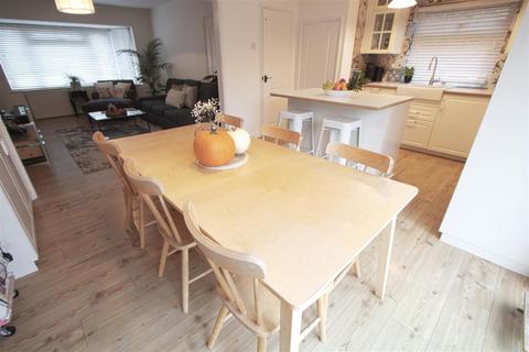 48 Hillside Road, Billericay, CM11 2BX
