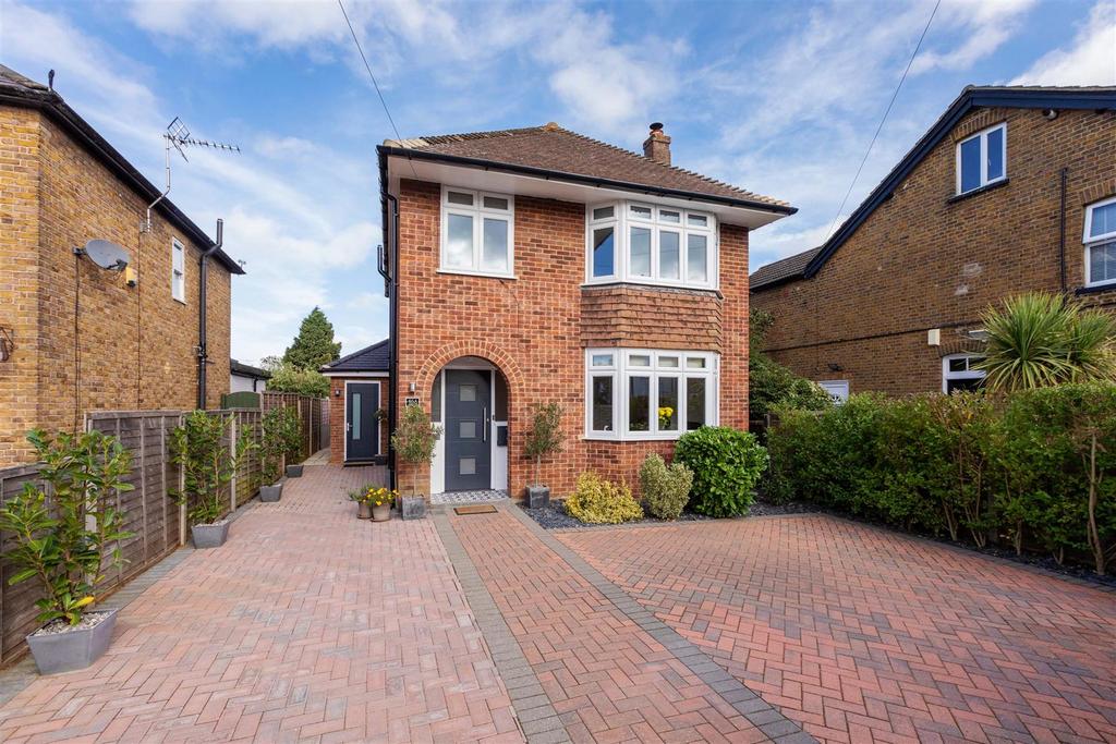 Alma Road, Eton Wick, Windsor 3 bed detached house for sale £724,950