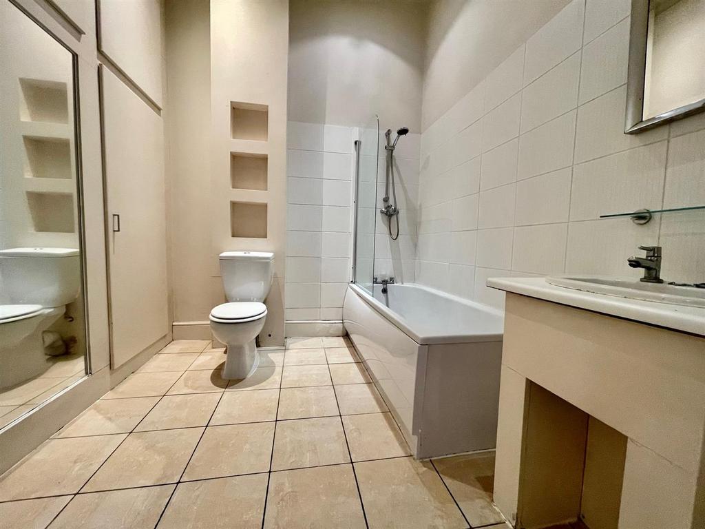 Spacious Bathroom/WC