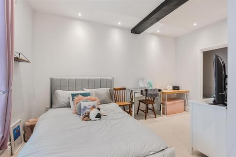 Flat 3, The Driftbridge Reigate Road, Epsom, KT17 3JZ
