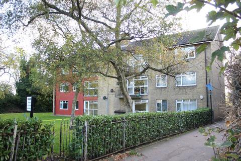 3 bedroom ground floor flat to rent, Baring Road, Grove Park, SE12