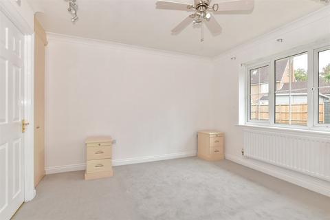 5 Bogarde Drive, Wainscott, Rochester, ME3 8GR