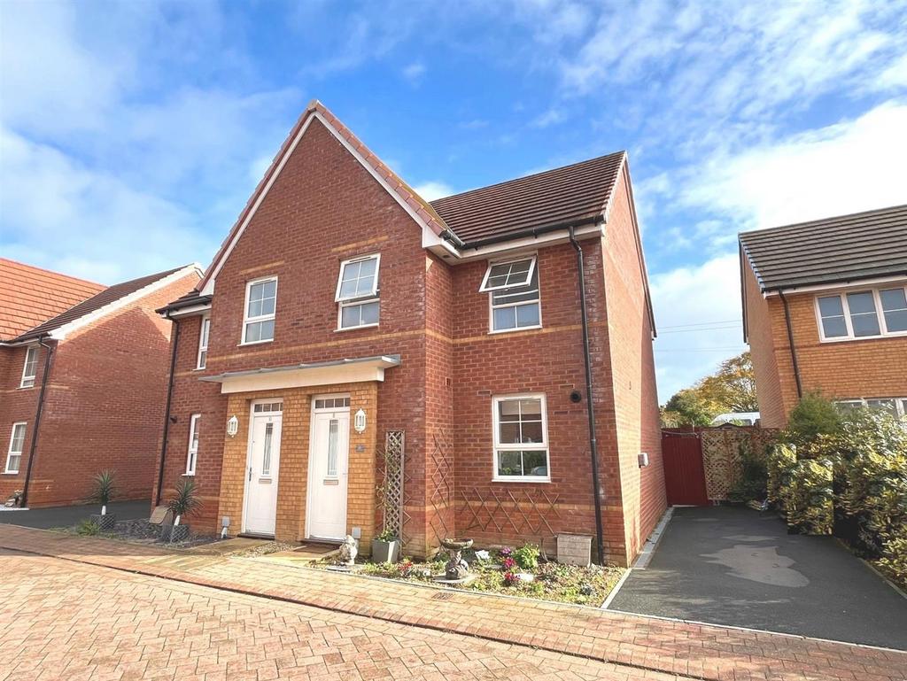 Cromwell Avenue, East Cowes 3 bed semidetached house for sale £260,000